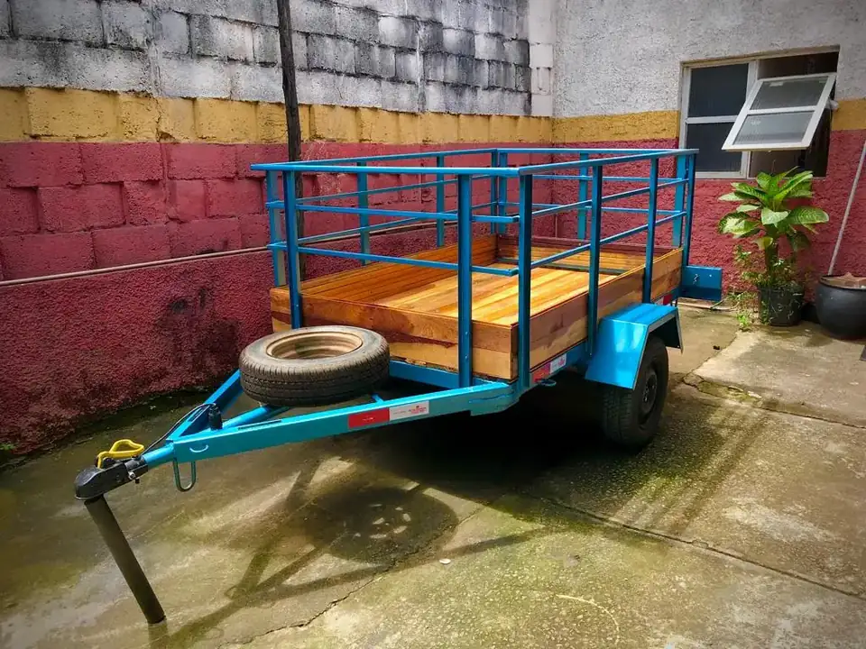 Carretinha fazendinha azul da frota de locação